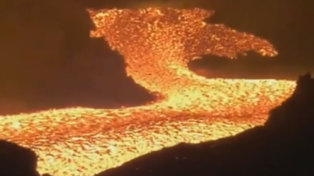 El "imponente" torrente de lava que desciende hacia Tacande a gran velocidad