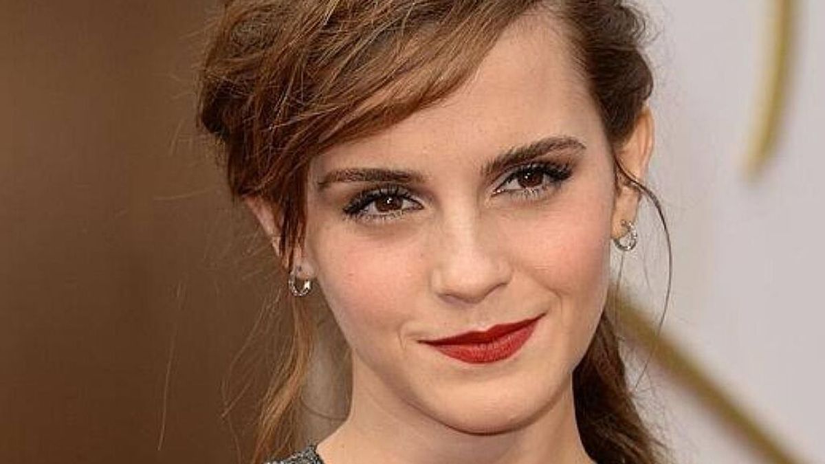 Emma Watson reaparece con un look rompedor que reinventa el clásico vestido de novia