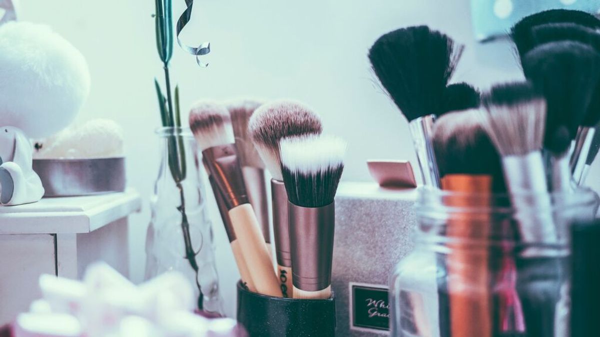 Cómo limpiar las brochas de maquillaje paso a paso: los trucos para dejarlas impolutas y que sigan funcionando correctamente.