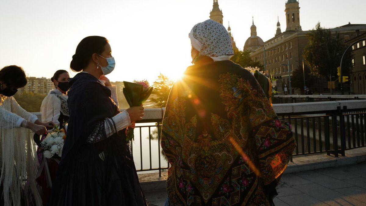 EuropaPress_4000191_mujeres_vestidas_manas_dirigen_basilica_pilar_honrar_realizar_tradicional EuropaPress_4000191_mujeres_vestidas_manas_dirigen_basilica_pilar_honrar_realizar_tradicional
