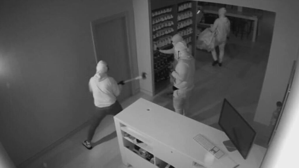 Unos encapuchados roban una tienda de telefonía de Sabadell con un alunizaje