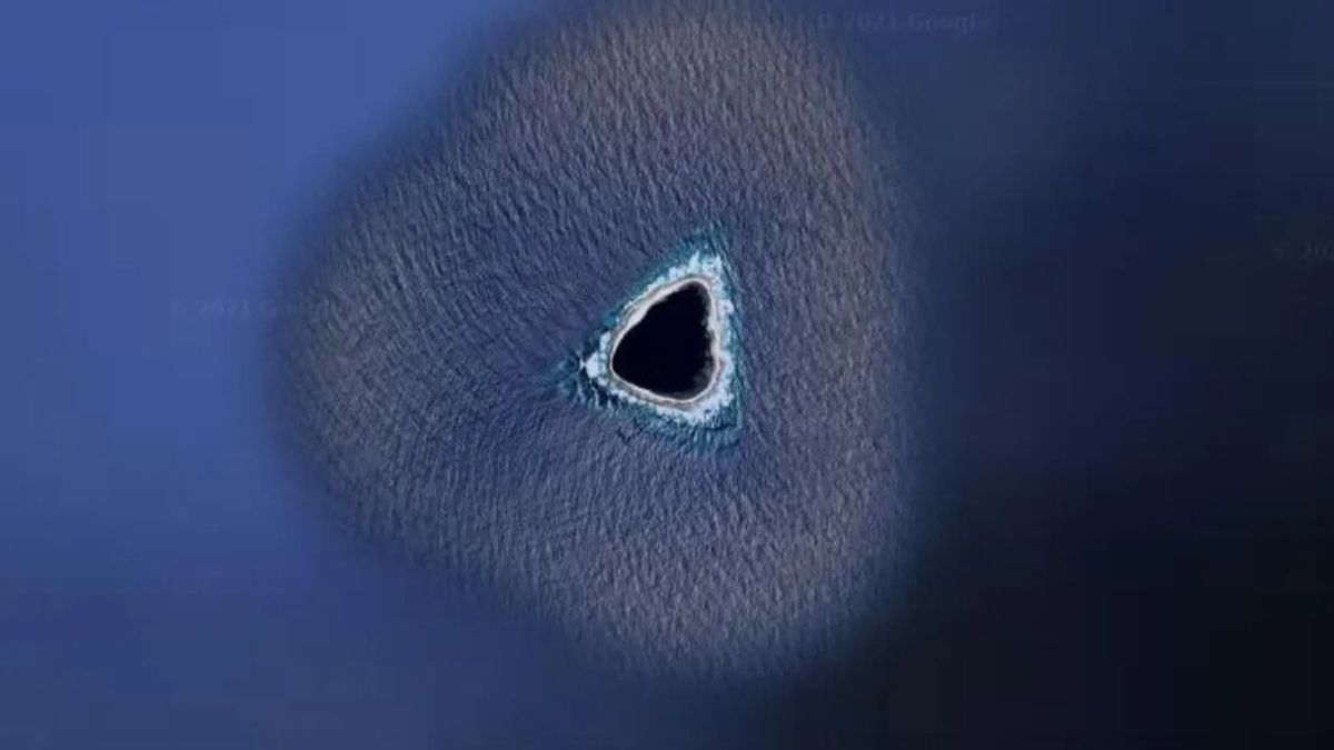 Un misterioso agujero negro descubierto en medio del océano con Google Maps causa intriga