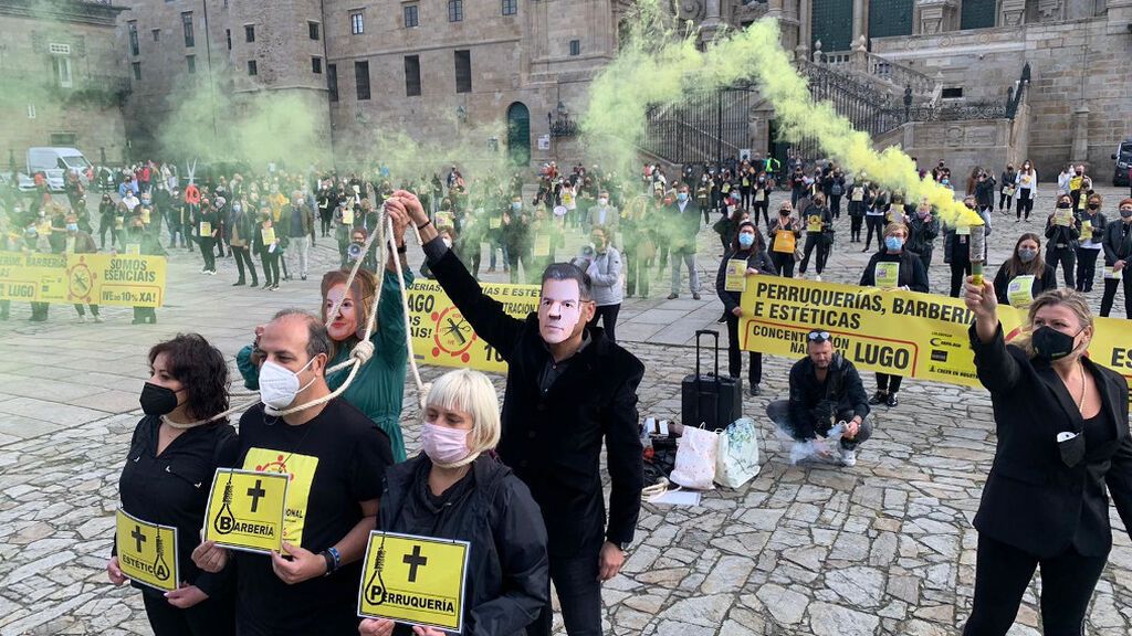 Las peluquerías piden la reducción del IVA con una performance ante la Catedral de Santiago