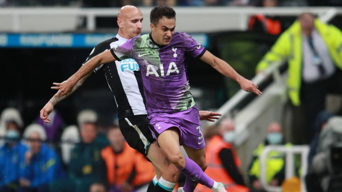 El gesto del futbolista Reguilón que ha salvado la vida a un aficionado en el Newcastle-Tottenham El gesto del futbolista Reguilón que ha salvado la vida a un aficionado en el Newcastle-Tottenham