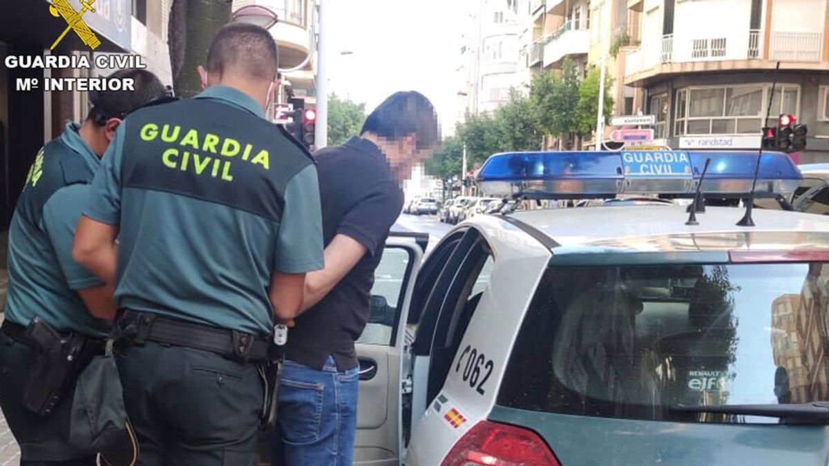 Detenido el 'pequeño Nicolás' de Crevillent por un delito de odio a la Guardia Civil y estafa Detenido el 'pequeño Nicolás' de Crevillent por un delito de odio a la Guardia Civil y estafa