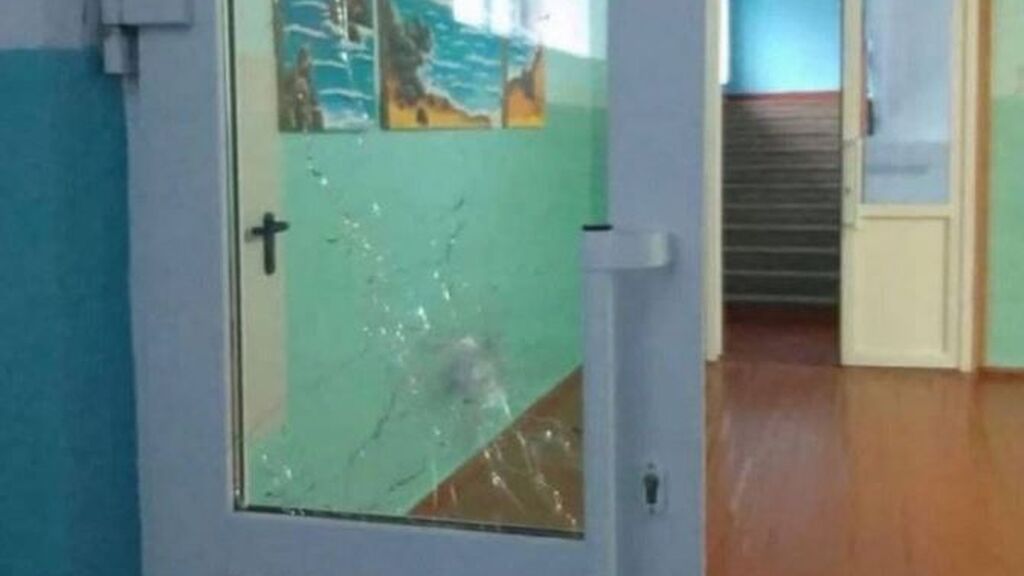 Un menor pretende cometer una masacre en una escuela rusa y el director le convence para dejarlo Un menor pretende cometer una masacre en una escuela rusa y el director le convence para dejarlo