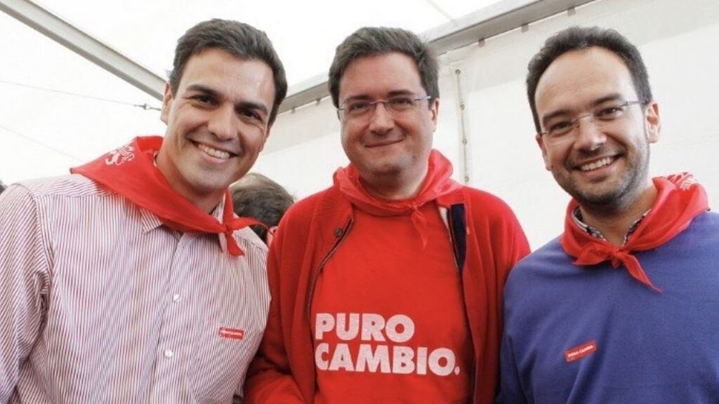 Pedro Sánchez, Óscar López y Antonio Hernando en 2020