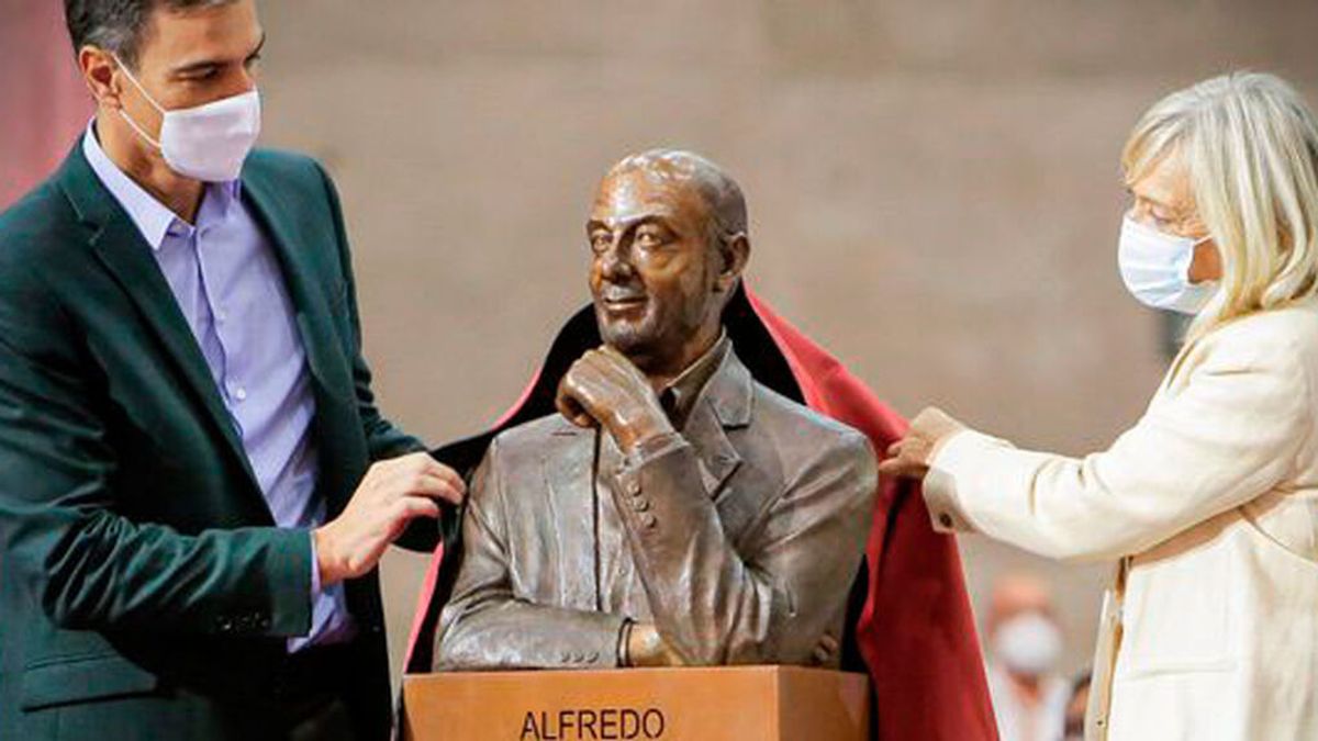 El busto de Rubalcaba se convierte en el 'Ecce homo' del Congreso del PSOE