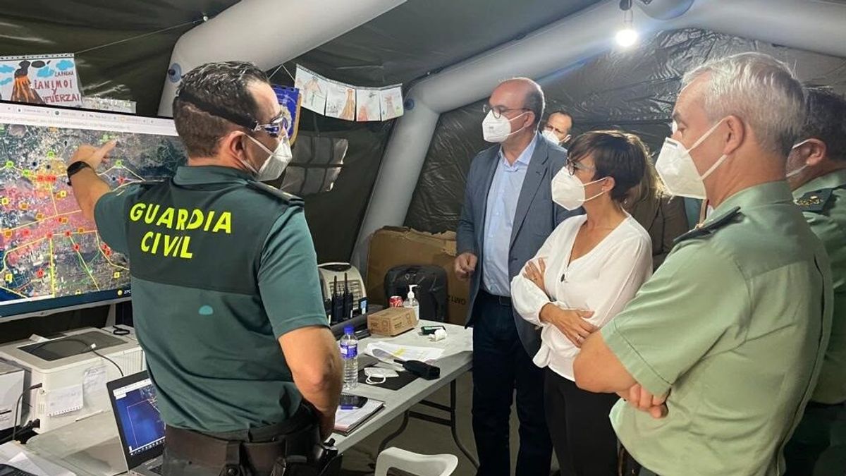 Rescatan a cuatro personas en las proximidades del volcán de La Palma Rescatan a cuatro personas en las proximidades del volcán de La Palma