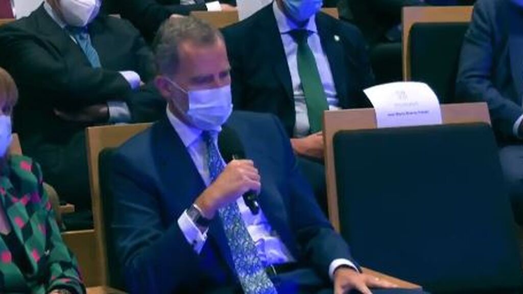 Felipe VI ejerce de periodista en un acto de Telefónica