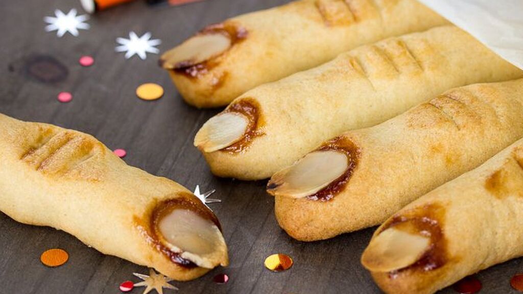 Las galletas de dedos de bruja también serán un 'must' para este Halloween.