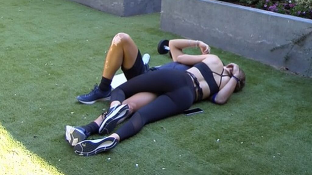 Luca y Cris se abrazan