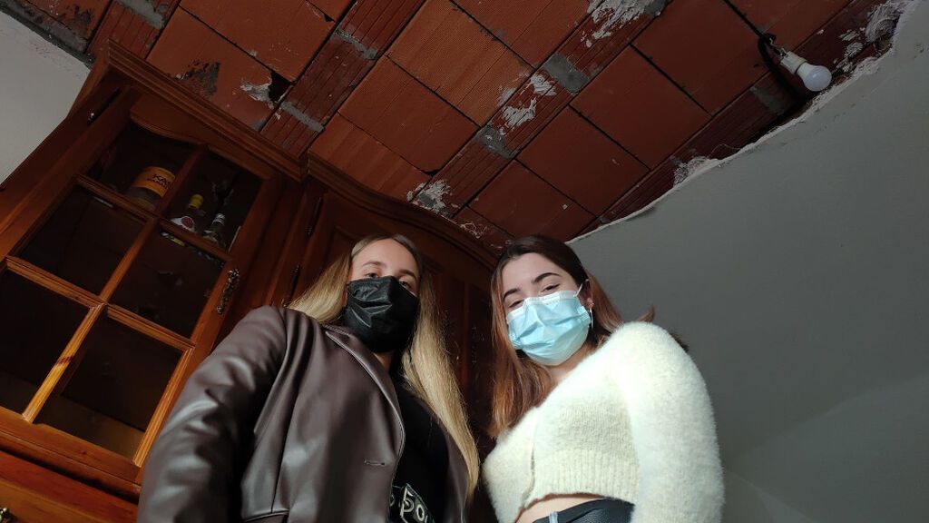 Andrea Blanco y Paula López muestran cómo ha quedado el techo del salón