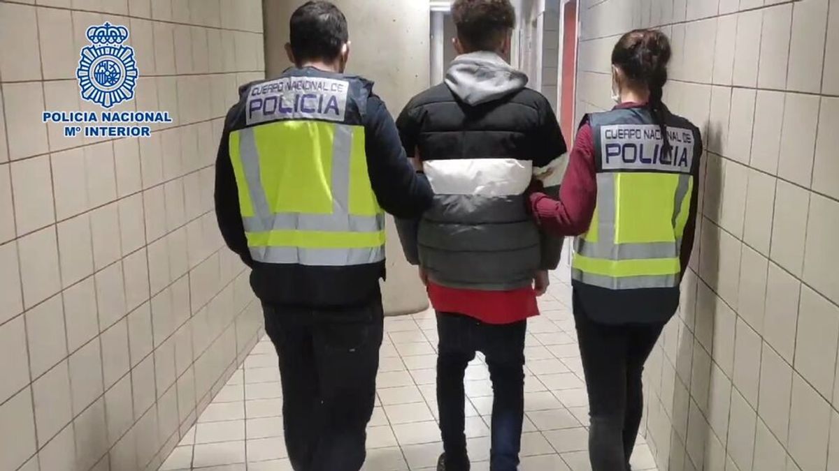 Las bandas latinas ingresan 9,6 millones de euros e integran a 2.500 jóvenes en Madrid, según un informe Las bandas latinas ingresan 9,6 millones de euros e integran a 2.500 jóvenes en Madrid, según un informe