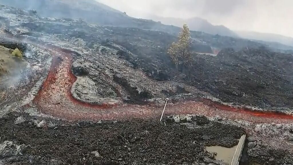 La lava del volcán de La Palma fluye como el agua por algunas zonas: la segunda colada se acerca al mar