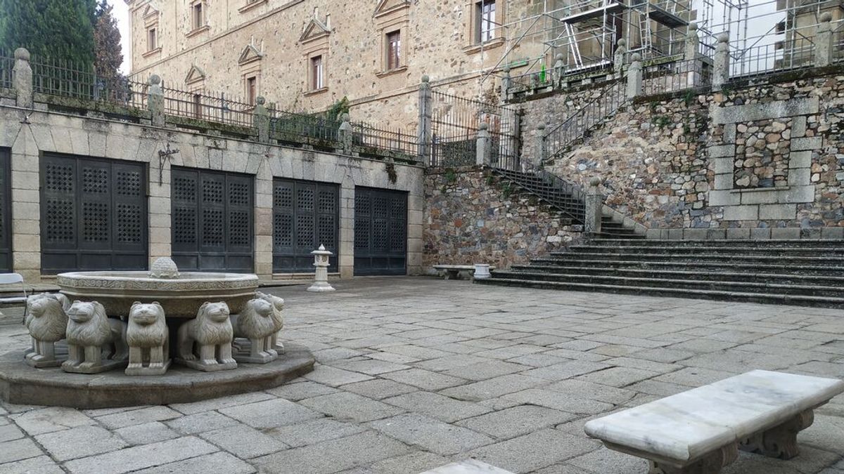 Cáceres pide a HBO quedarse una fuente del rodaje de la secuela de Juego de Tronos como recuerdo Cáceres pide a HBO quedarse una fuente del rodaje de la secuela de Juego de Tronos como recuerdo