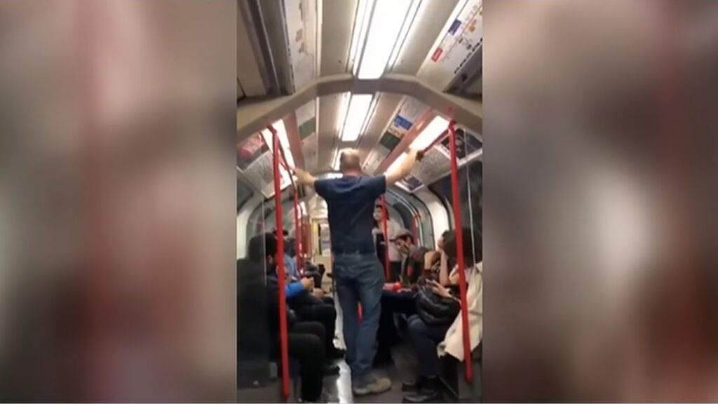 Varios pasajeros del metro de Londres intervienen a tiempo y frenan una agresión racista hacia una mujer