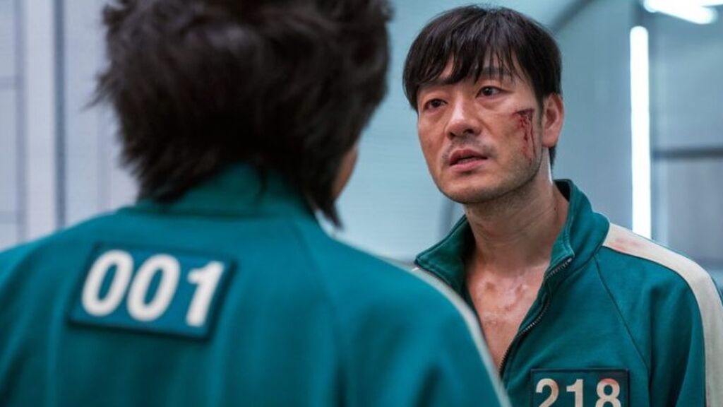 Seong Gi-hun con su amigo Sang Woo en 'El juego del calamar'