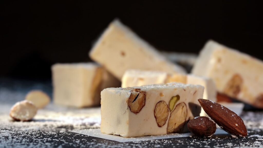 El turrón es el ingrediente principal de la tarta.