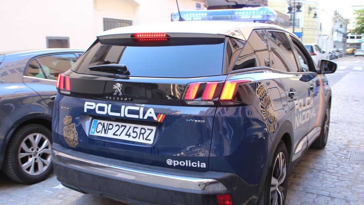 La Policía Nacional detiene a un hombre por echar de casa a su mujer e hija tras agredirlas La Policía Nacional detiene a un hombre por echar de casa a su mujer e hija tras agredirlas