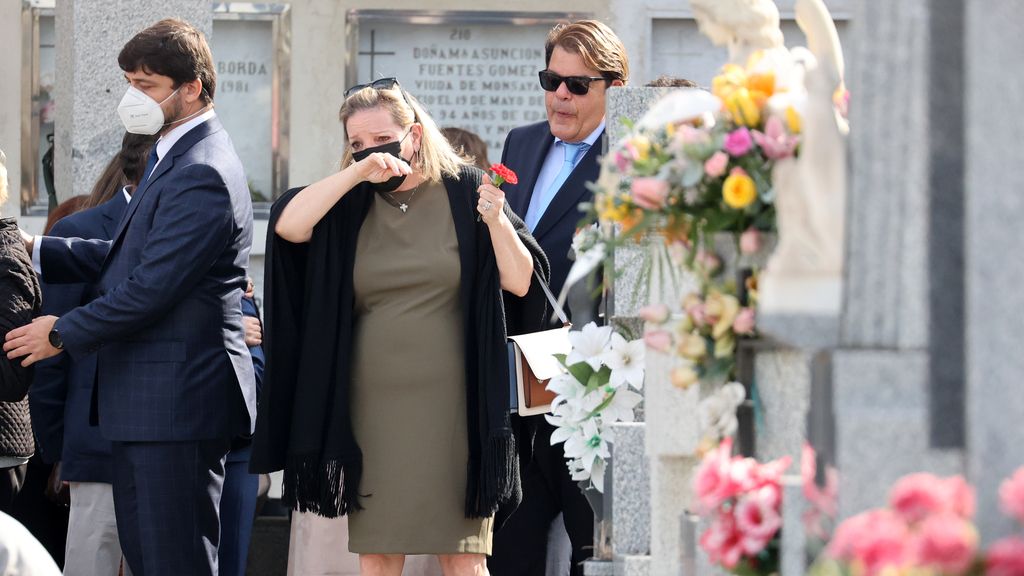 Y allí se han reunido sus familiares y amigos para despedirse de sus restos mortales