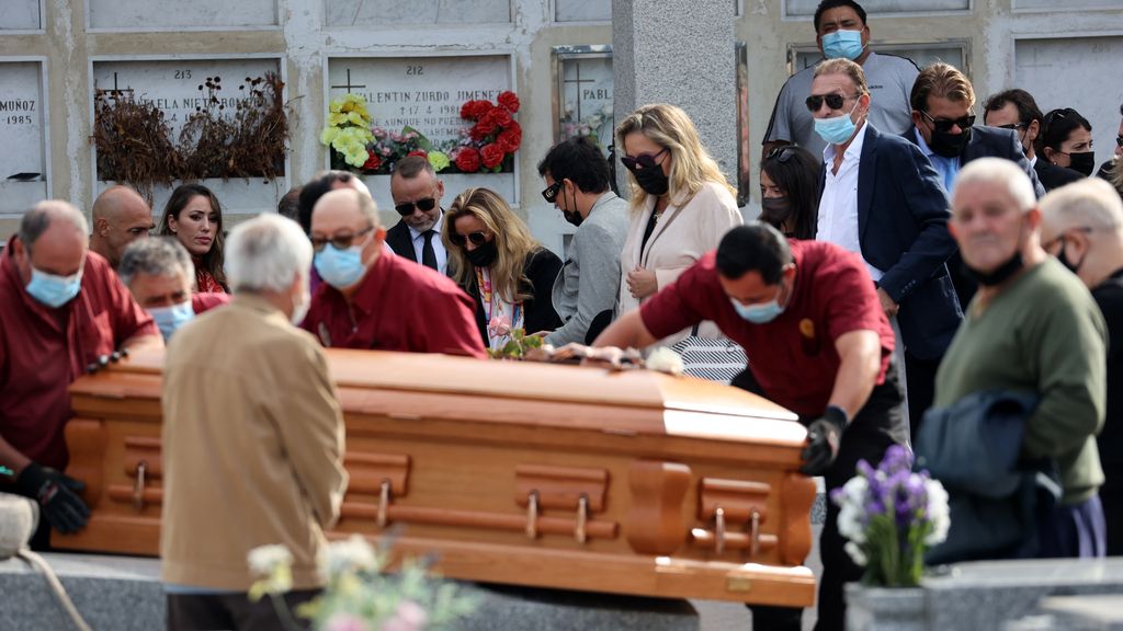 El viudo y las hijas de Concha Márquez Piquer, destrozados en el entierro de la artista