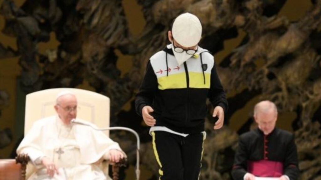 Un niño discapacitado sorprende al Papa