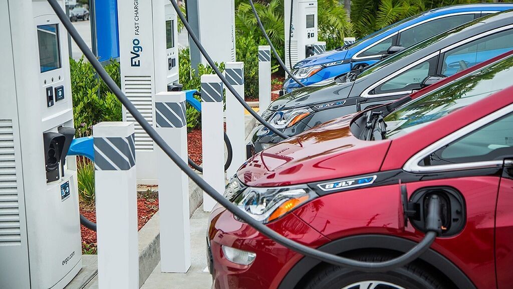 PERTE: ¿Qué es este plan de ayuda para vender más coches eléctricos y donde está la trampa?