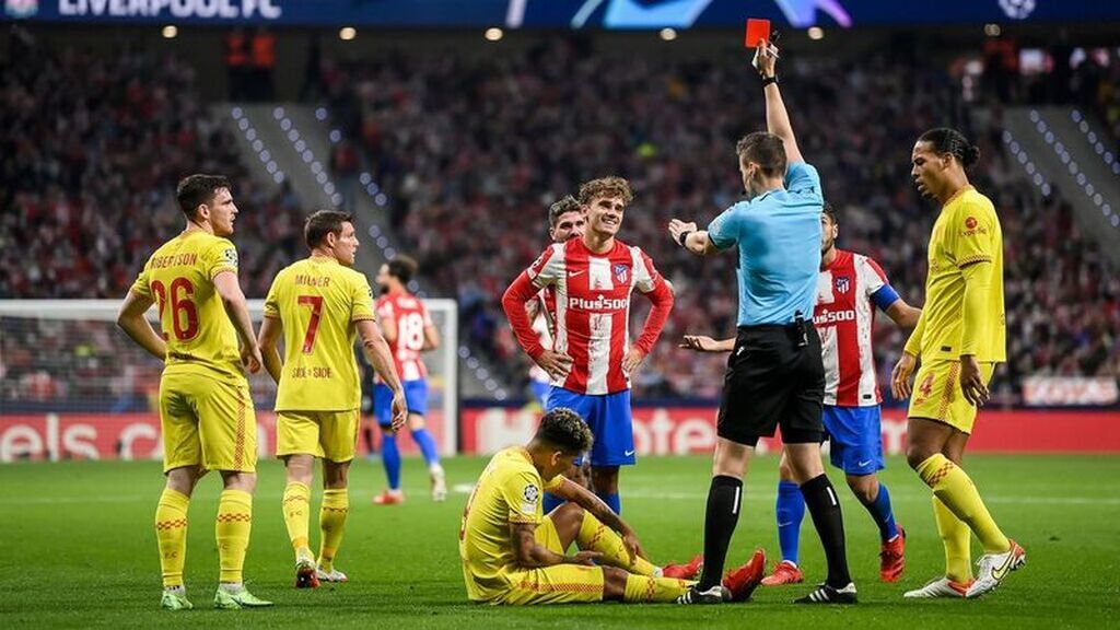 El vestuario del Atlético de Madrid responsabiliza al árbitro de la derrota ante el Liverpool: "Es complicado jugar así"