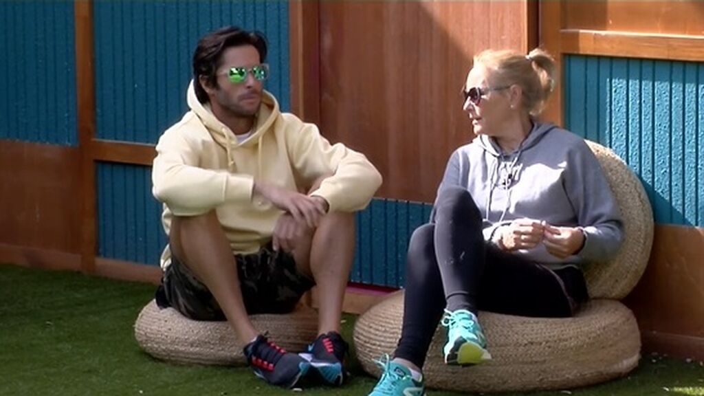 Canales y Lucía, en el jardín