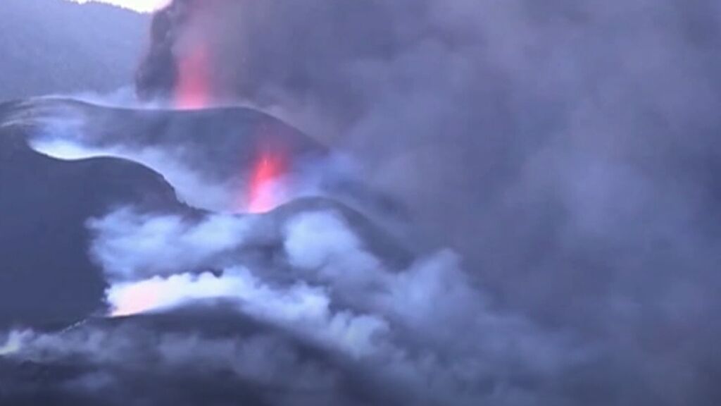 Nueva boca del volcán y gases azulados