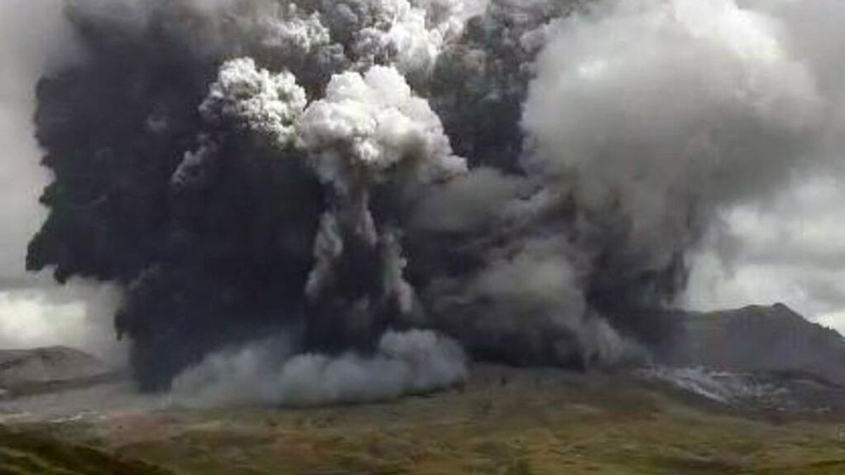 El Monte Aso, en una isla del suroeste de Japón, entra en erupción