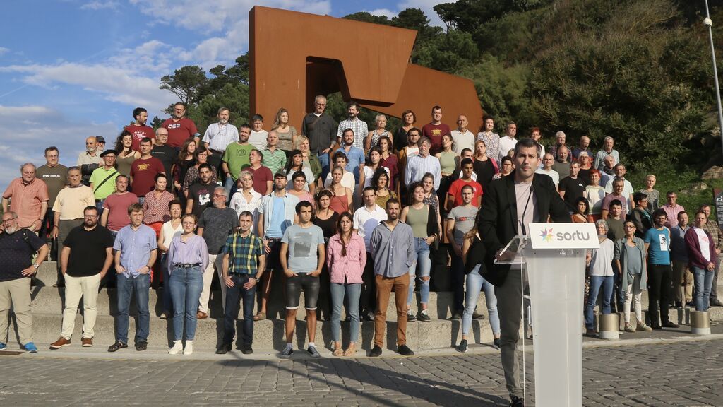 Sortu reclama "dar una solución" a los presos, pero no condena la violencia en el aniversario del fin de ETA