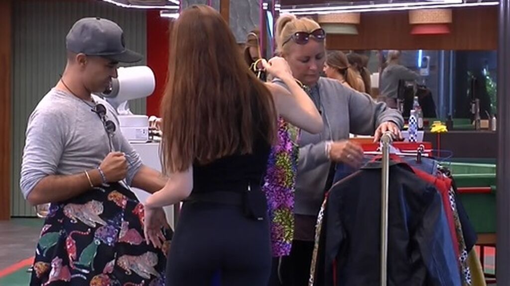 Adara elige el vestuario