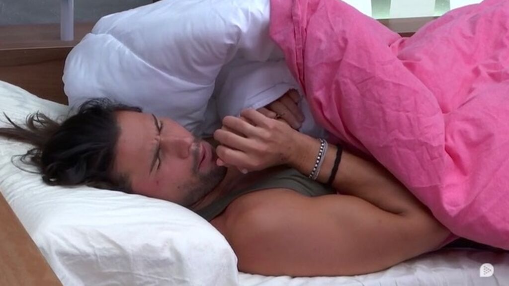 Luca hace el tonto en la cama