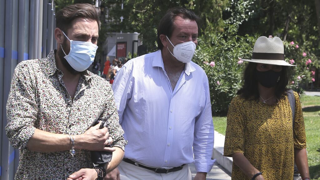 Antonio David Flores y Olga Moreno, con su abogado Iván Hernández