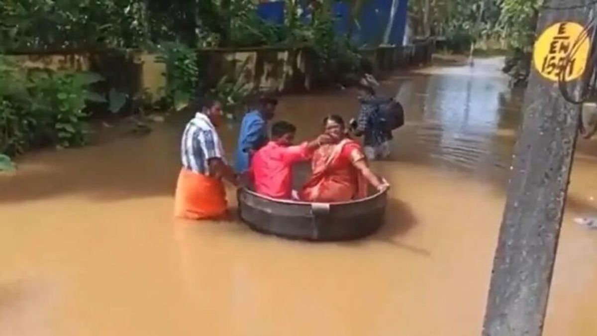 Una pareja llega a su boda en una gigante olla debido a las fuertes inundaciones en India