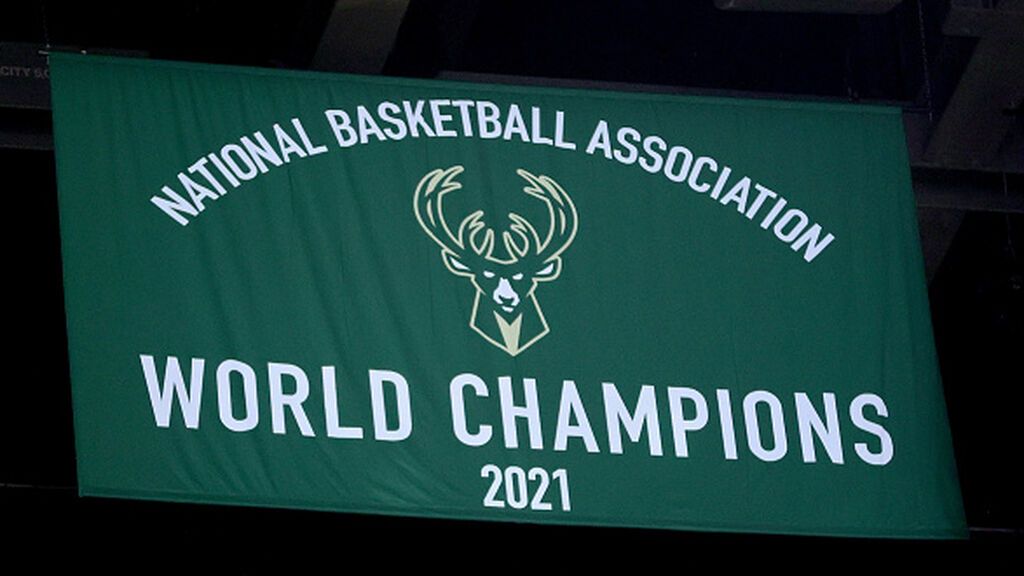 La bandera de campeones de la NBA 2021