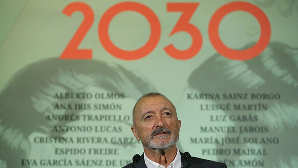 Pérez-Reverte presenta '2030', el libro con historias sobre "ventanas hacia el futuro, pero con el peso del presente"
