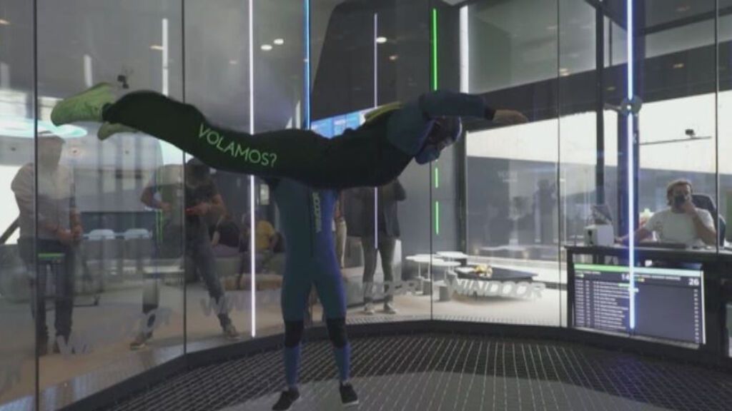 Volar a ciegas: el paracaidismo de interior emociona a aventureros con discapacidad visual