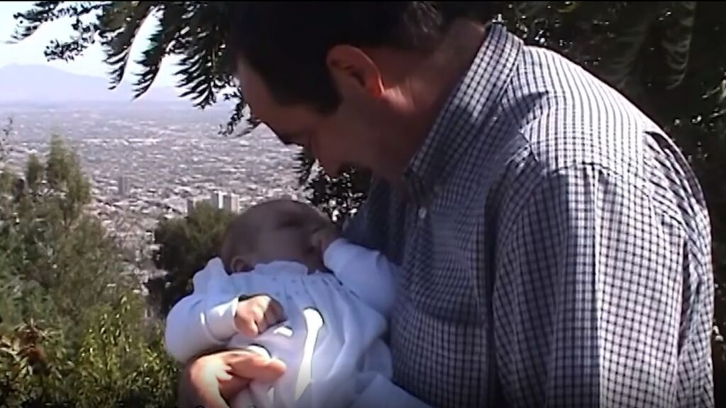 Imagen inédita de José Bono el día que conoció a su hija Sofía