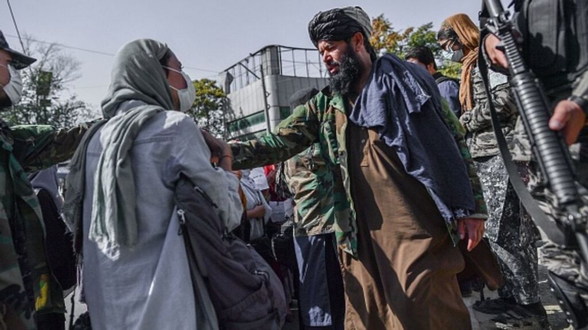 Kabul: periodistas golpeados por los talibanes durante una protesta de mujeres Kabul: periodistas golpeados por los talibanes durante una protesta de mujeres