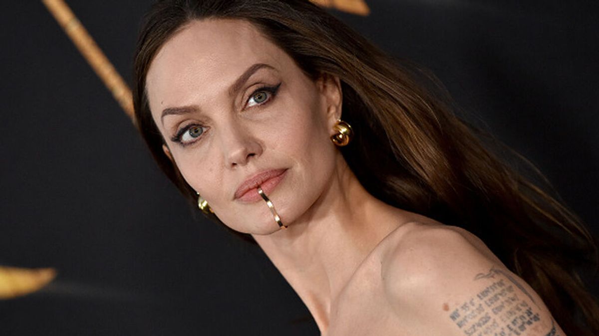 Angelina Jolie luce un sorprendente y falso piercing y todo el mundo lo quiere
