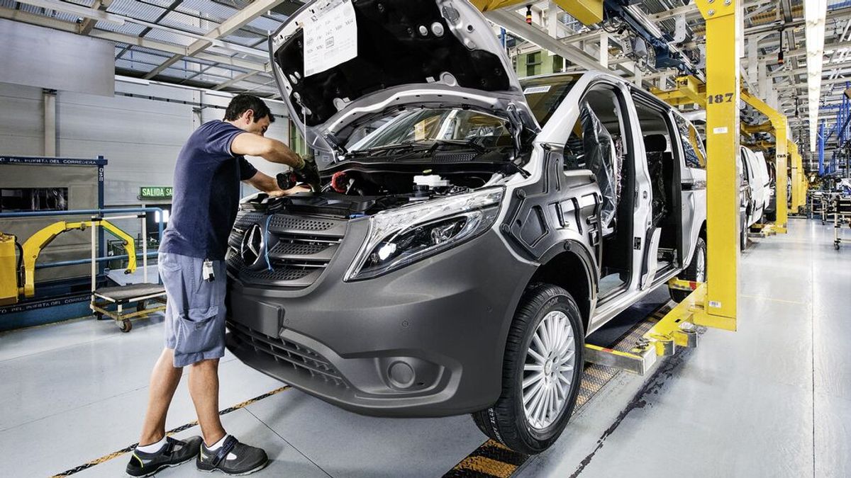 Un operario trabaja en la planta de Mercedes Benz en Vitoria Un operario trabaja en la planta de Mercedes Benz en Vitoria