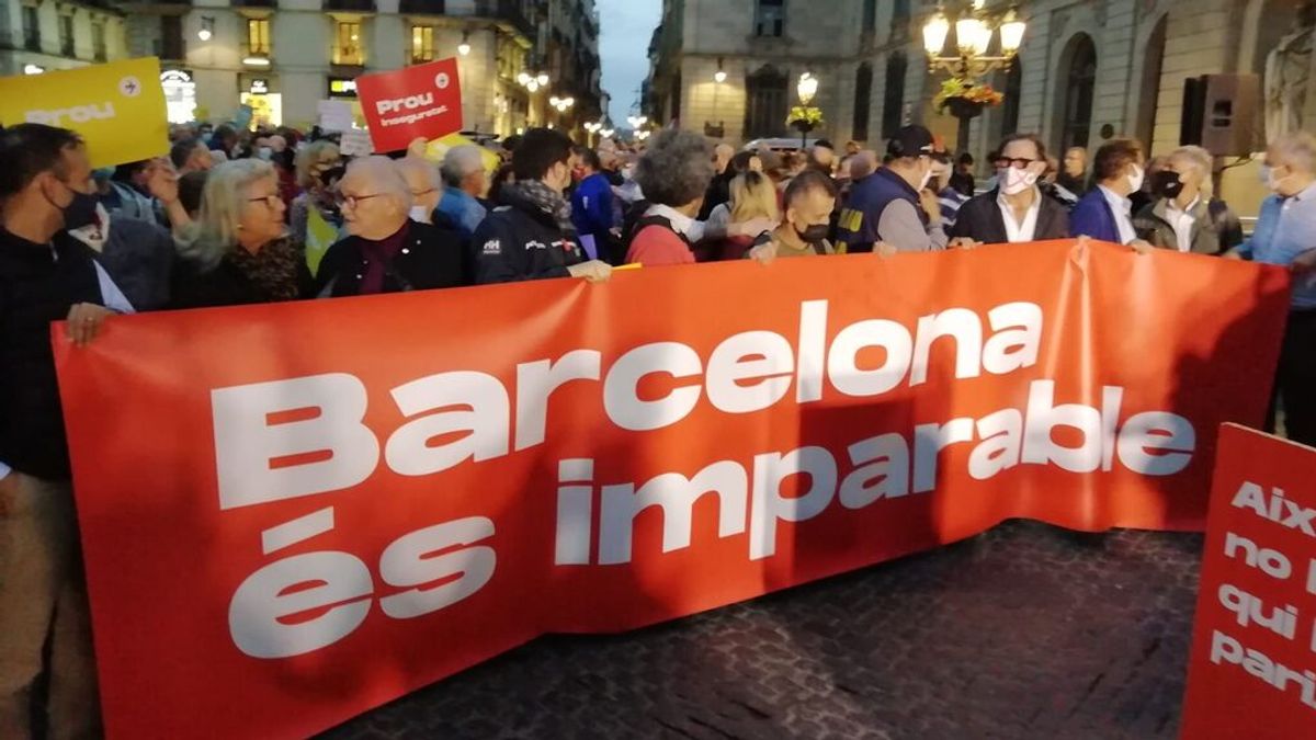 Vecinos, empresarios y entidades de Barcelona protestan en contra de la alcaldesa Colau