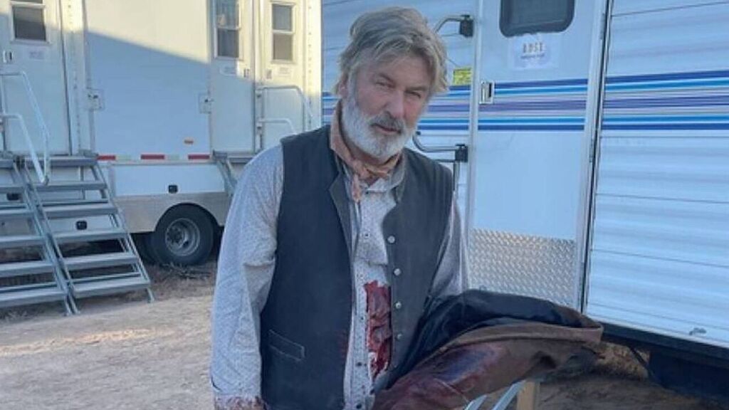 Alec Baldwin, caracterizado como su personaje en el rodaje de 'Rust'