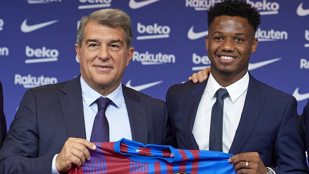 Ansu Fati, en su renovación con el Barcelona hasta 2027