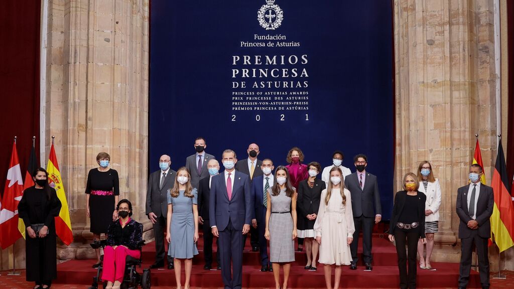 La familia real recibe a los galardonados con los premios Princesa de Asturias