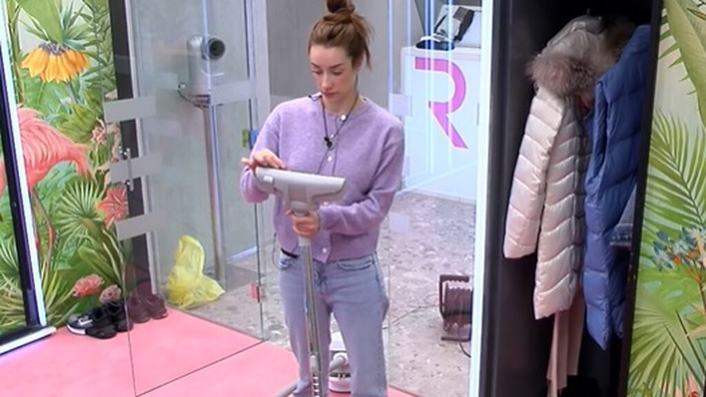 Adara pasa la aspiradora