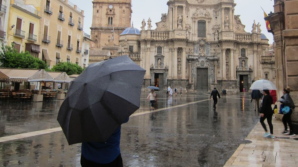 Se avecinan lluvias fuertes: una vaguada pone en riesgo a seis provincias por tormentas y oleaje